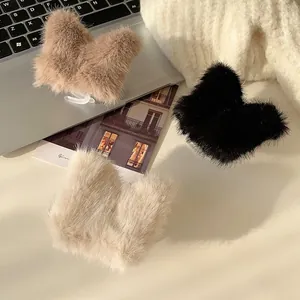Drei plüschige Schmetterlings-Haarklammern in Dunkelbraun, Schwarz und Beige für den Winter