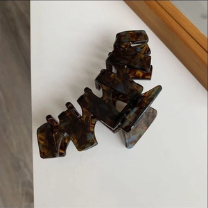 Detail view of large tortoiseshell pattern claw clip with interlocking teeth and glossy finish