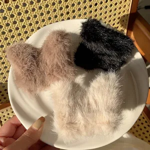 Plüschige Haarklammern aus Kunstpelz in Schwarz, Braun und Beige für Herbst und Winter