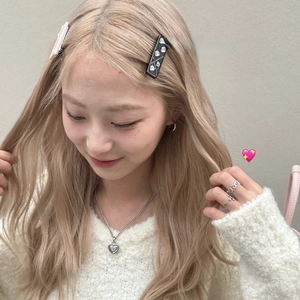 Elegant geometric heart hair clip and silver necklace set worn by a fashion model