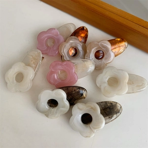 Barrettes à fleurs chic en acrylique avec texture marbrée pour femmes en plusieurs couleurs