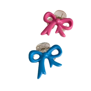 Set of pink and blue bow hair claws in glossy resin for cute high cranial hairstyles