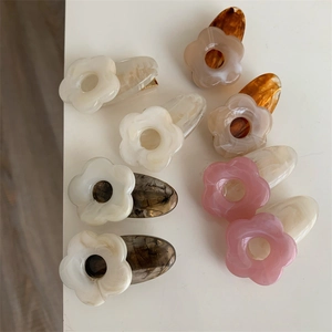 Lot de 8 barrettes à cheveux fleurs minimalistes en acrylique avec texture marbrée