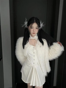 Manteau chic en fausse fourrure blanche pour femme avec robe plissée et pinces à cheveux
