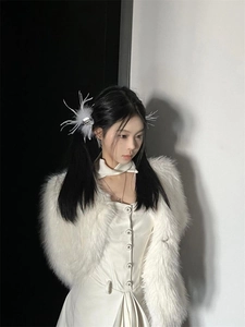 Pince à cheveux chic en fausse fourrure blanche et haussement d'épaules en peluche