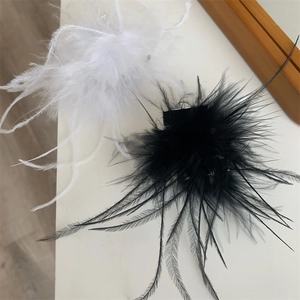 Pinces à cheveux en plumes noires et blanches avec base en métal pour femmes