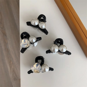 Set di 4 eleganti mini fermagli per capelli con perle e cristalli a cuore iridescenti