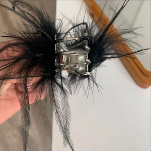 Vue détaillée de la pince à cheveux gothique en plumes noires avec dents en métal argenté