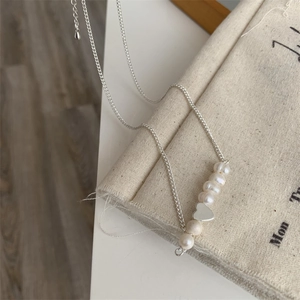 Collana minimalista in argento con perle d'acqua dolce e ciondolo a cuore su tela