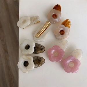 Barrettes à fleurs en acrylique avec texture marbrée et base dorée pour coiffure femme