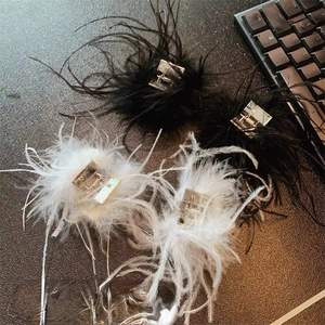 Pince à Cheveux en Métal Style Coréen Avec Plume Moelleuse Pince Requin Élégante Douce Cool Accessoires Cheveux pour Femme Bijoux