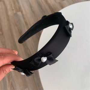 Elegant black padded headband with three bows and heart-shaped pearls for women