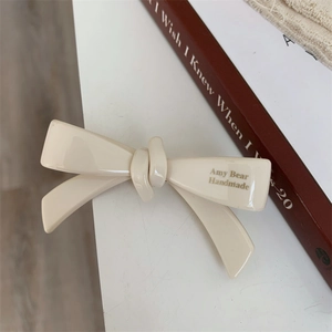 Détail de la pince à cheveux nœud en acétate crème avec lettrage Amy Bear Handmade