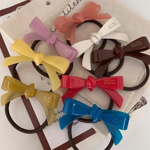 Lot de sept chouchous nœuds en acétate coloré avec haute élasticité et détails du logo