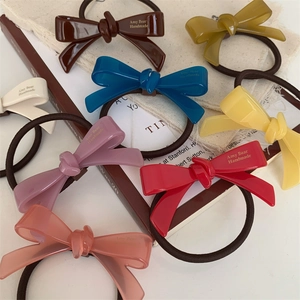 Gros plan d'élastiques à cheveux en acétate avec inscription Amy Bear Handmade