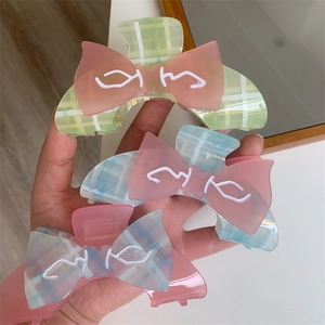 Dreiteiliges Set eleganter Haarspangen mit Schleifen in Pastell-Karo und Acetat