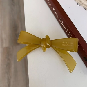 Barrette à cheveux élégante en acétate jaune ambre avec nœud et lettrage Amy Bear