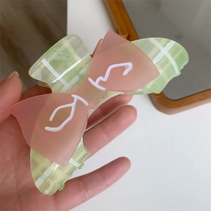 Eleganter hellgrüner Haarclip mit Karomuster und mattrosa Schleife für Damenfrisuren