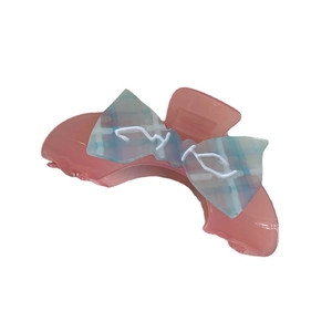 Pastellrosa Haarspange mit hellblauer karierter Schleife für Damenhaar-Styling