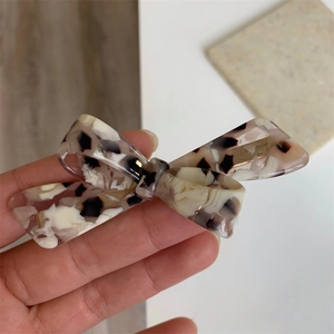 Détail de la texture écaille de tortue en acétate brillant sur cette pince à cheveux