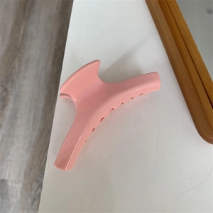 Pinza per capelli rosa in acetato con design curvo minimalista e denti antiscivolo
