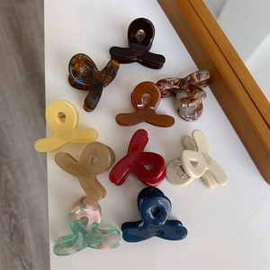Vue macro de pinces à cheveux en acétate colorées avec texte doré Sunshine Handmade