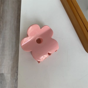 Pinza per capelli a fiore rosa in acetato con design a cuore curvo per acconciature donna