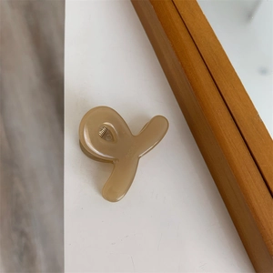 Détail d'une pince à cheveux en acétate café avec gravure sunshine handmade gravée