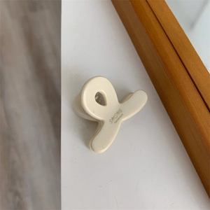 Détail de la pince à cheveux en acétate crème avec lettrage doré SUNSHINE Handmade chic