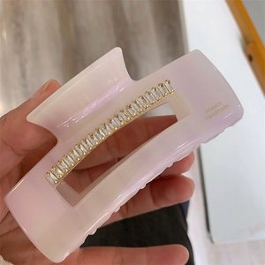 Détail de la pince à cheveux en acétate avec strass zircon et texte France Handmade