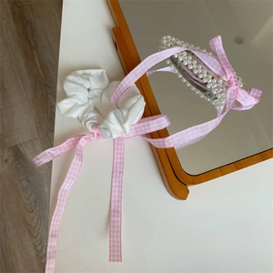 Set mit weißem Scrunchie und Perlen-Haarspange mit langen rosa karierten Schleifen
