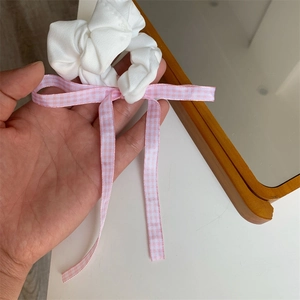 Haargummi mit rosa karierter Bandschleife und weißem Plissee-Stoff für Damen