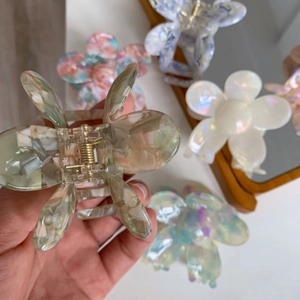Five-petal flower hair claw clips with marble texture and pearl finish for women