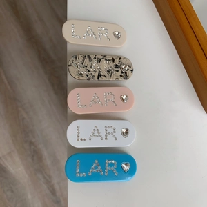 Lot de 5 barrettes en acétate coloré avec lettrage LAR en strass et motif coeur