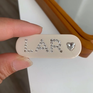 Barrette ovale en acétate crème avec lettres et cœur en strass brillants décoratifs