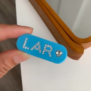 Pince à cheveux bleu ciel avec strass brillants en forme de lettre LAR et de cœur