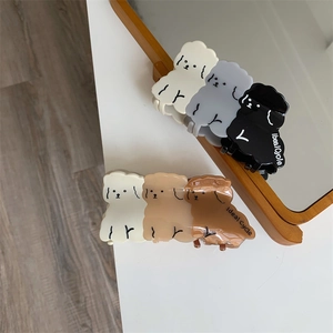 Detail von niedlichen Hunde-Haarklammern aus Acetat mit minimalistischem Hundemuster