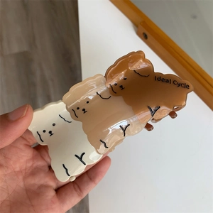 Detailansicht der niedlichen Cartoon-Hunde-Haarklammer aus Acetat mit Schriftzug
