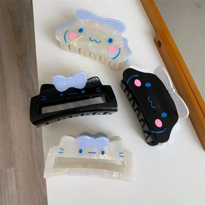 Detailansicht der Acetat-Haarklammern mit Cinnamoroll-Motiv, 3D-Schleifen und Perlglanz