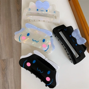 Detailansicht der Cinnamoroll Haarklammern aus Acetat in Perlweiß und Klavierschwarz