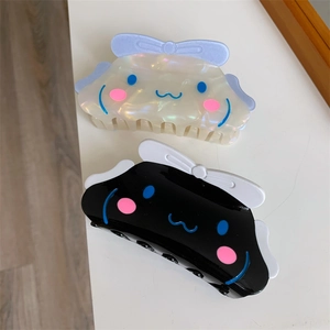 Detail von niedlichen Cinnamoroll-Haarklammern in Perlweiß und glänzendem Schwarz