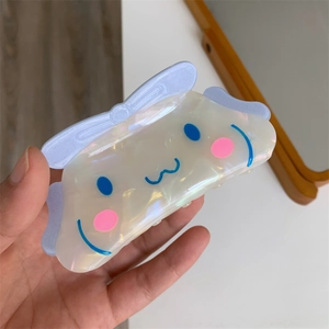 Detail der süßen Cinnamoroll Haarklammer aus schimmerndem Acetat-Material