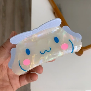 Detailansicht der Cinnamoroll-Haarklammer aus Acetat mit schimmerndem Perlmutt-Effekt