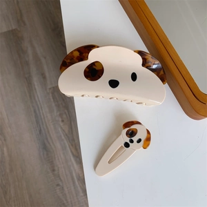 Detail of creative squinting dog hair claw set made of high-quality acetate material