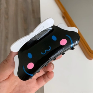 Detail der süßen schwarzen Cinnamoroll Haarklammer mit einer 3D-Figur aus weißem Harz