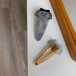 Dettaglio del fermaglio per capelli cane con fiocco nero e clip a becco d'anatra