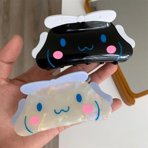 Nahaufnahme der süßen Cinnamoroll Acetat Haarklammern in Schwarz und Perlweiß Optik