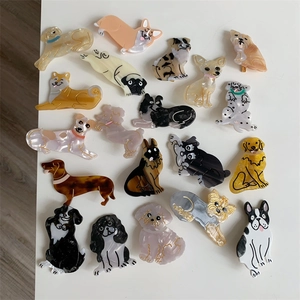 Flachbild von verschiedenen Hunde-Haarklammern aus Acetat in bunten Rassen-Designs