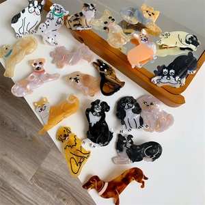 Detaillierte Sammlung verschiedener Haarspangen in Hundeform aus hochwertigem Acetat