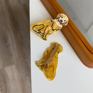 Detailansicht der Golden Retriever Haarklammern aus Acetat mit Marmortextur und Metall